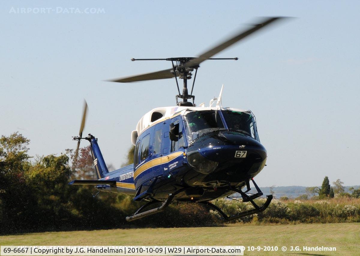 69-6667, 1969 Bell UH-1N Iroquois C/N 31073, friendly wave good bye from aircraft commander