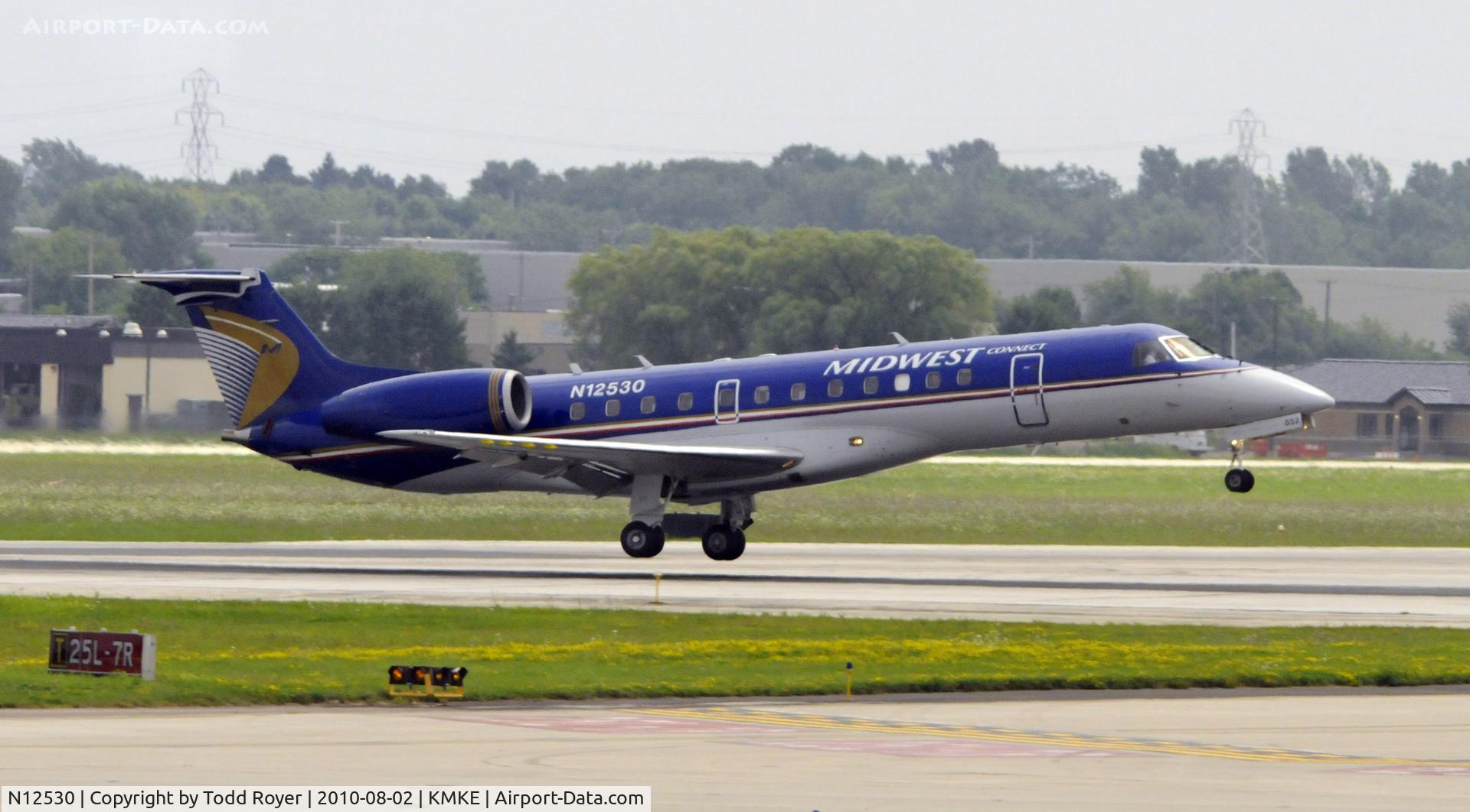 N12530, 2001 Embraer ERJ-135LR (EMB-135LR) C/N 145533, ARRIVING IN MILWAUKEE