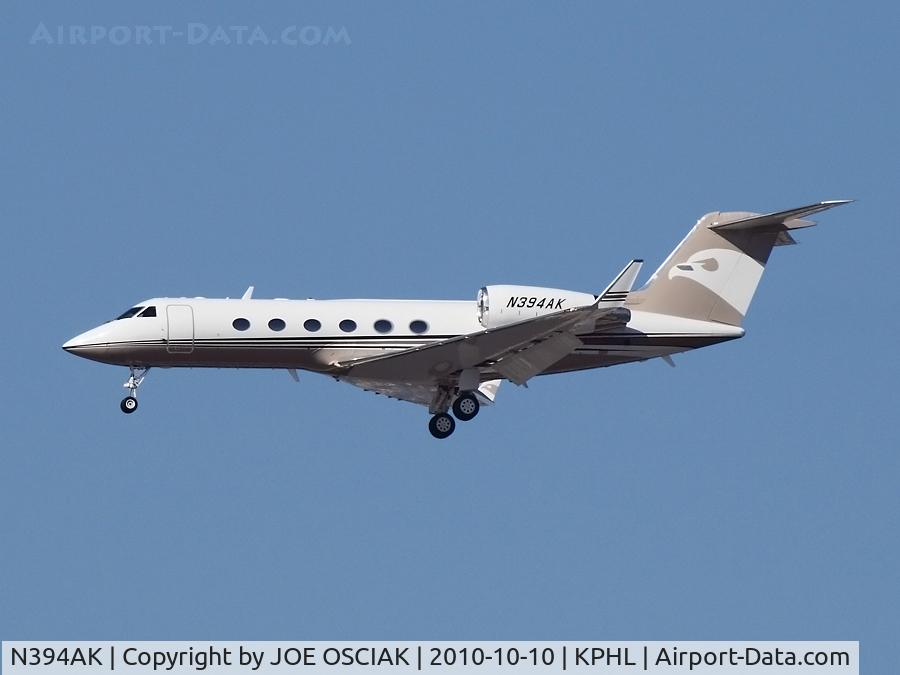 N394AK, 2001 Gulfstream Aerospace G-IV C/N 1470, Arriving at PHL