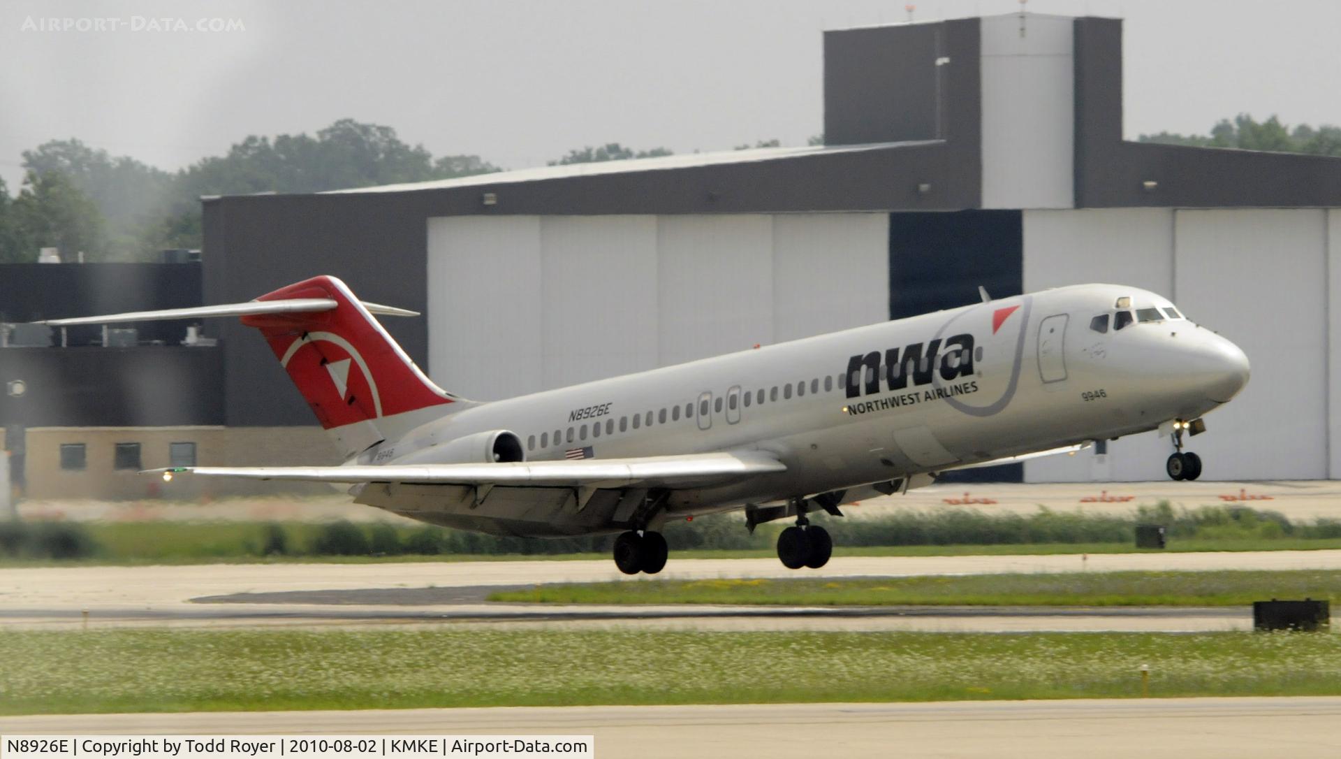 N8926E, 1967 Douglas DC-9-31 C/N 45863, ARRIVING AT MKE