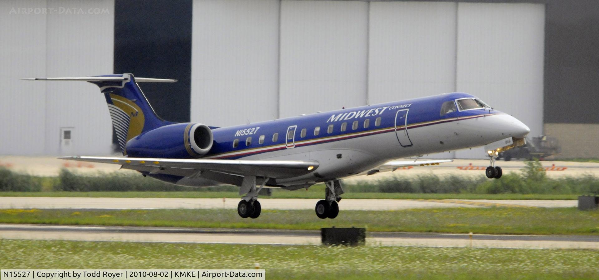 N15527, 2001 Embraer ERJ-135LR (EMB-135LR) C/N 145413, ARRIVING AT MKE