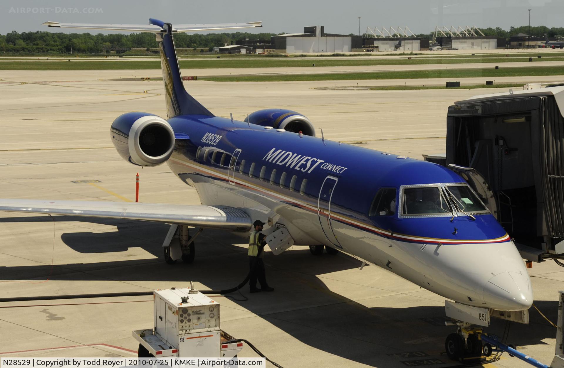 N28529, 2001 Embraer ERJ-135LR (EMB-135LR) C/N 145512, WAITING AT MKE