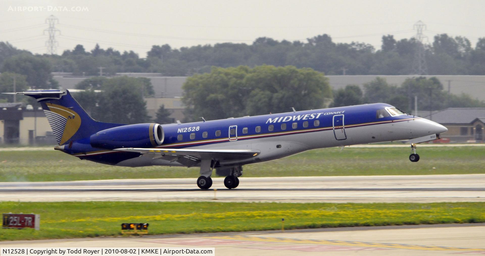 N12528, 2001 Embraer ERJ-135LR (EMB-135LR) C/N 145504, ARRIVING MKE