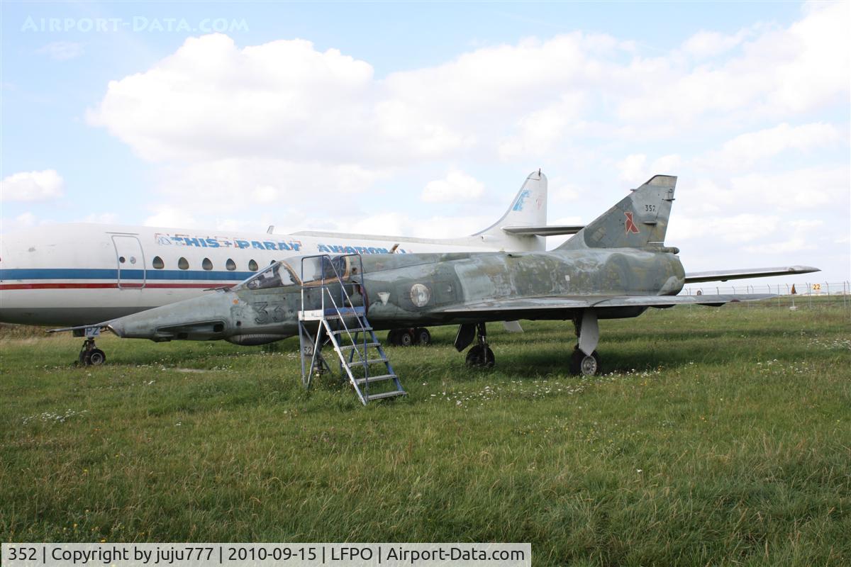 352, Dassault Mirage IIIRD C/N 352, on display at Athismon museum