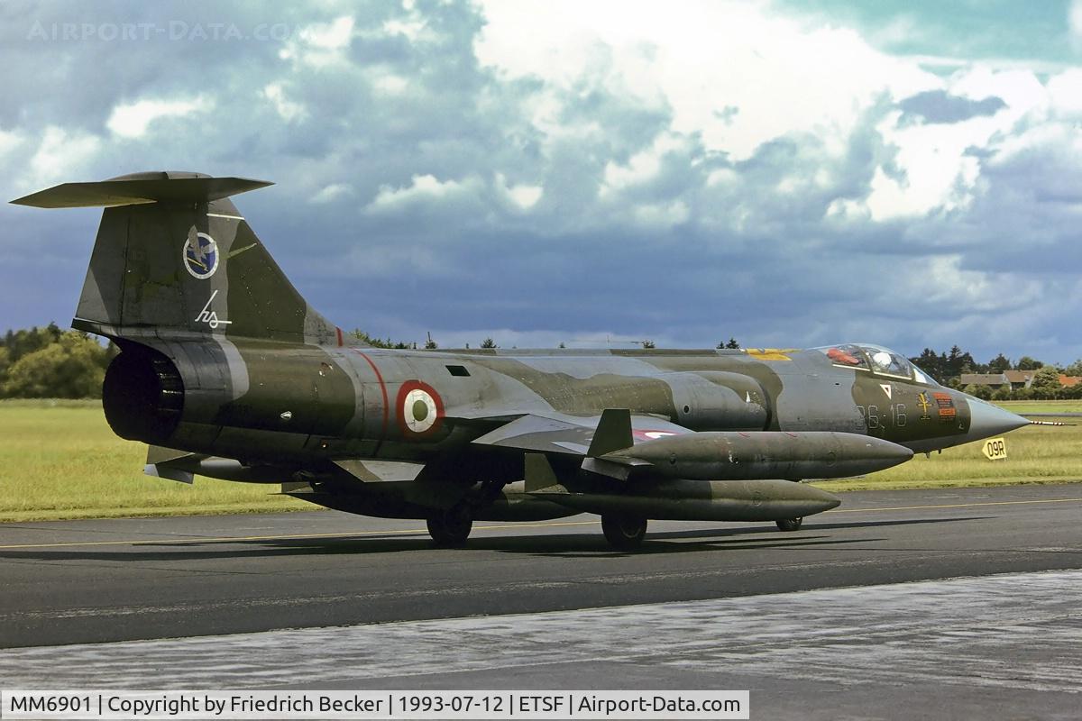 MM6901, Aeritalia F-104S Starfighter C/N 1201, taxying out to the active