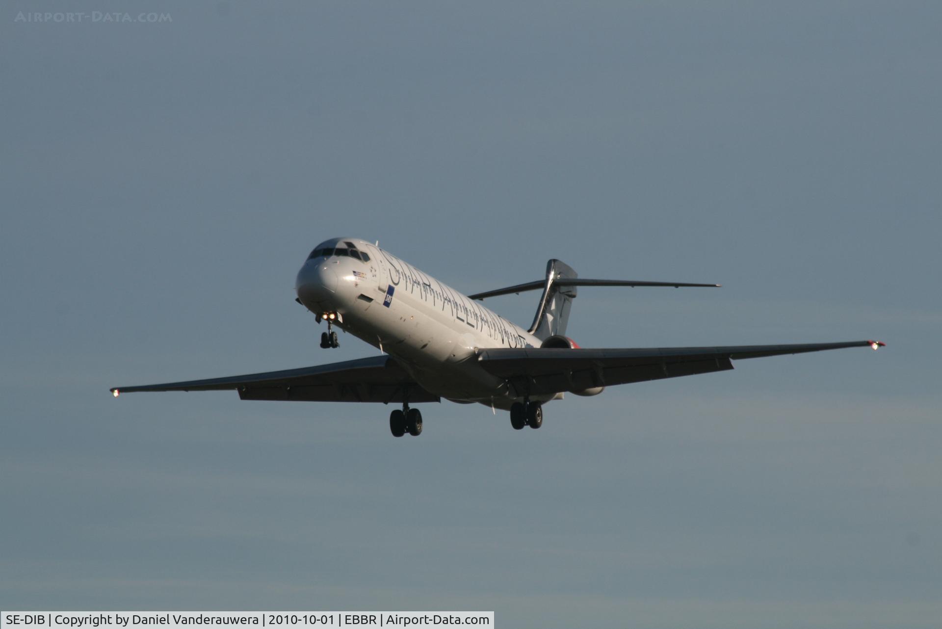 SE-DIB, 1988 McDonnell Douglas MD-87 (DC-9-87) C/N 49605, Flight SK593 on approach to RWY 25L