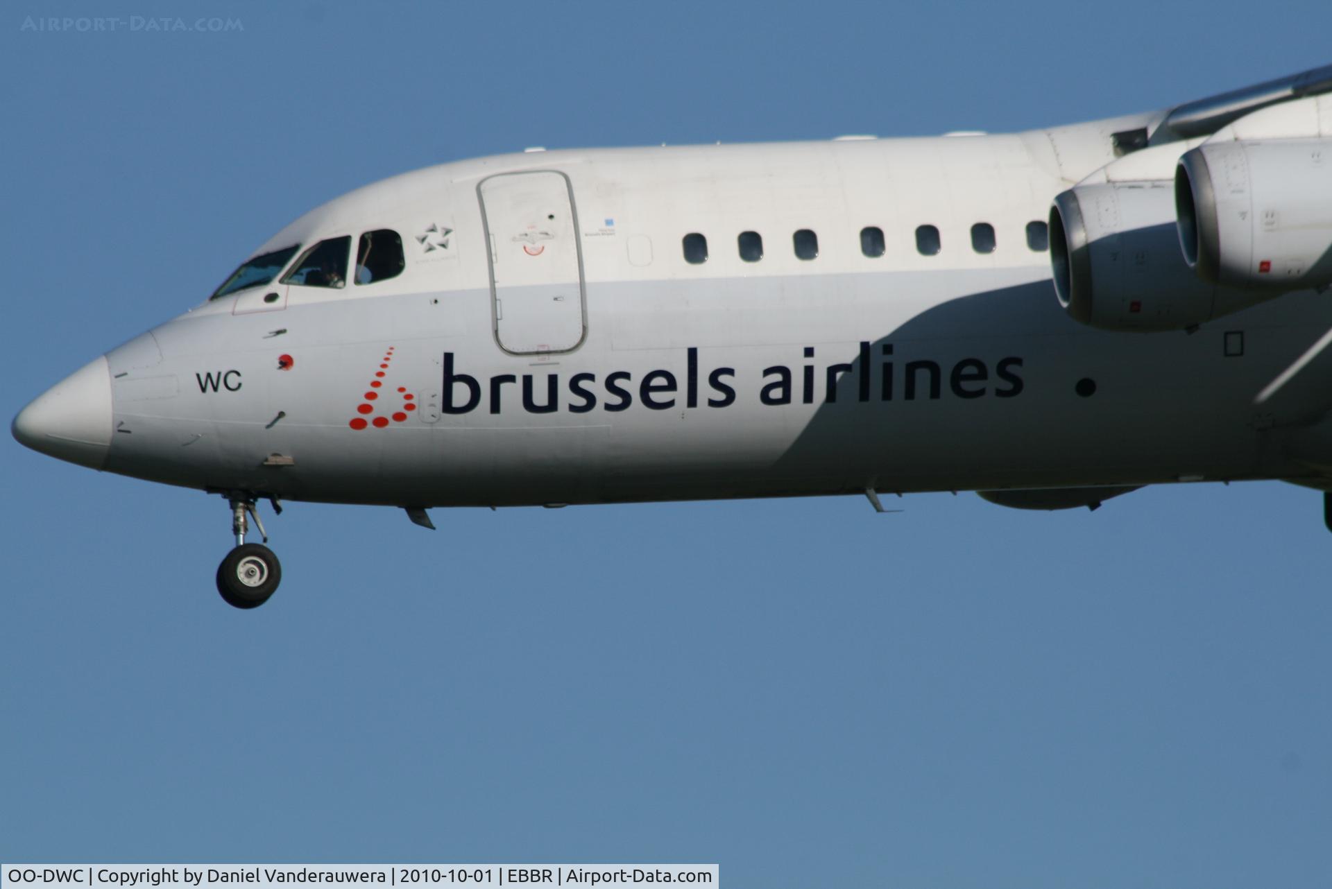 OO-DWC, 1998 British Aerospace Avro 146-RJ100 C/N E3322, Flight SN3200 is descending to RWY 25L
