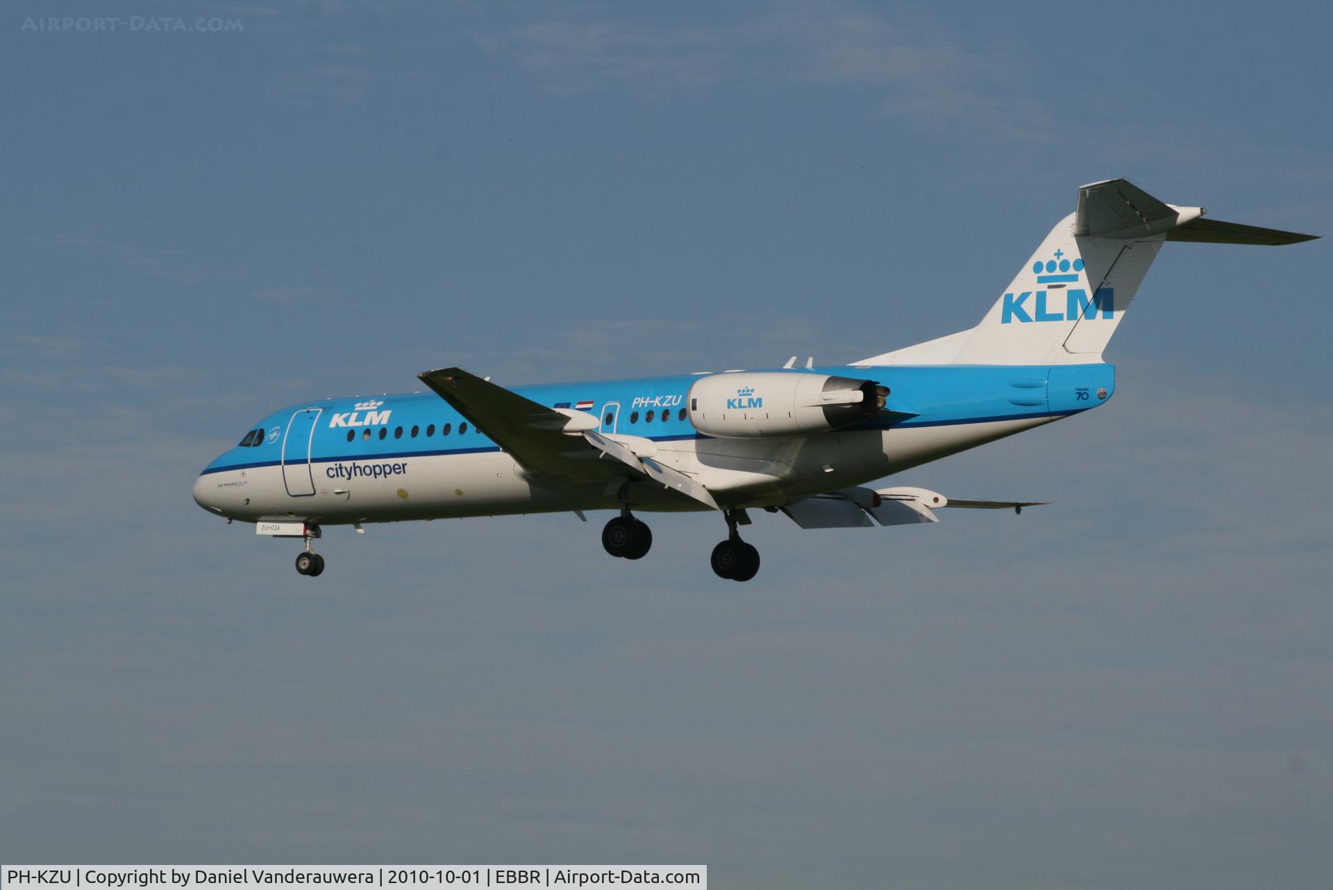PH-KZU, 1995 Fokker 70 (F-28-0070) C/N 11543, Flight KL1723 is descending to RWY 25L