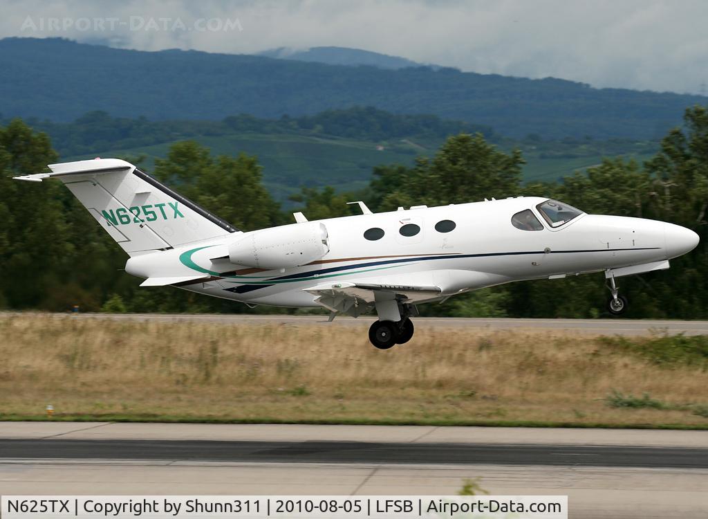 N625TX, Cessna 510 Citation Mustang C/N 510-0219, Taking off rwy 16