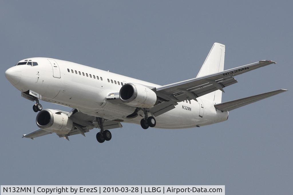 N132MN, 1998 Boeing 737-34S C/N 29109, Albino on final approach to runway 30.