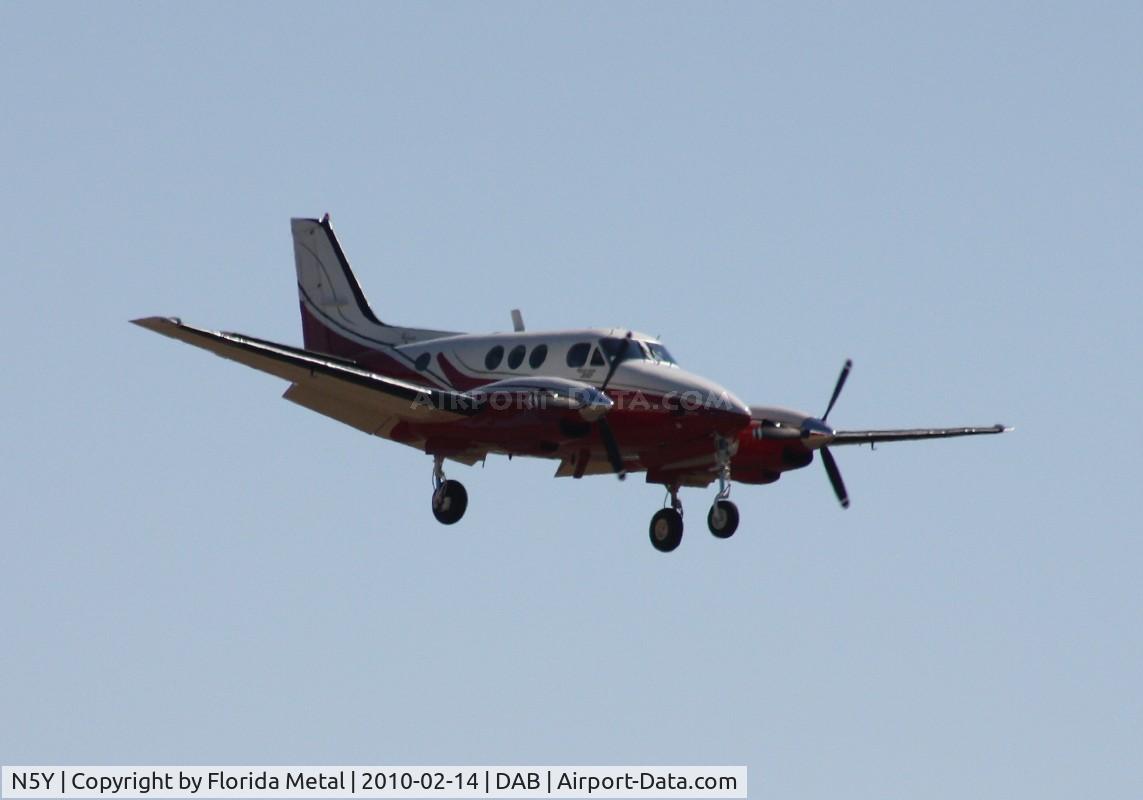 N5Y, 1967 Beech 65-A90 C/N LJ-272, Beech A90