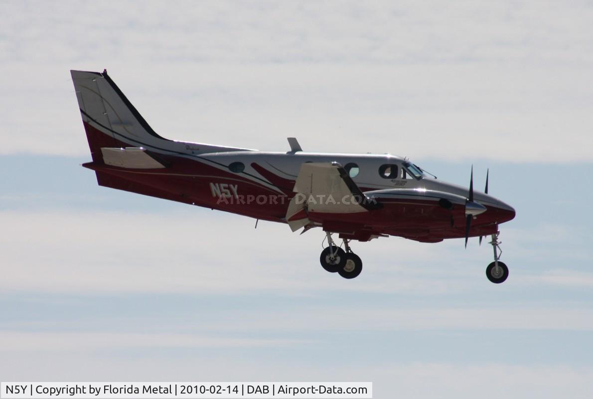 N5Y, 1967 Beech 65-A90 C/N LJ-272, Beech A90