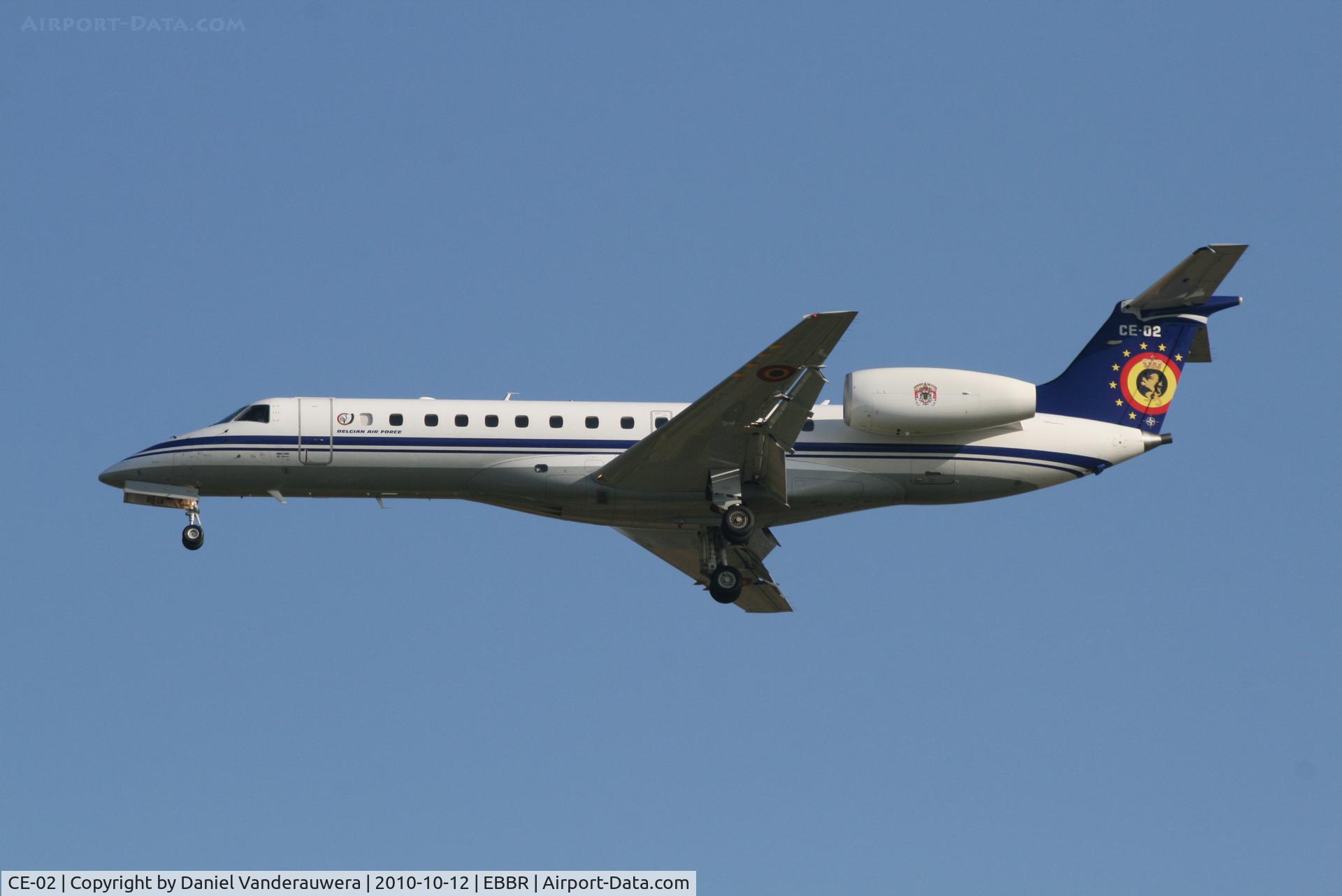 CE-02, 2001 Embraer ERJ-135LR (EMB-135LR) C/N 145480, Descending to RWY 02