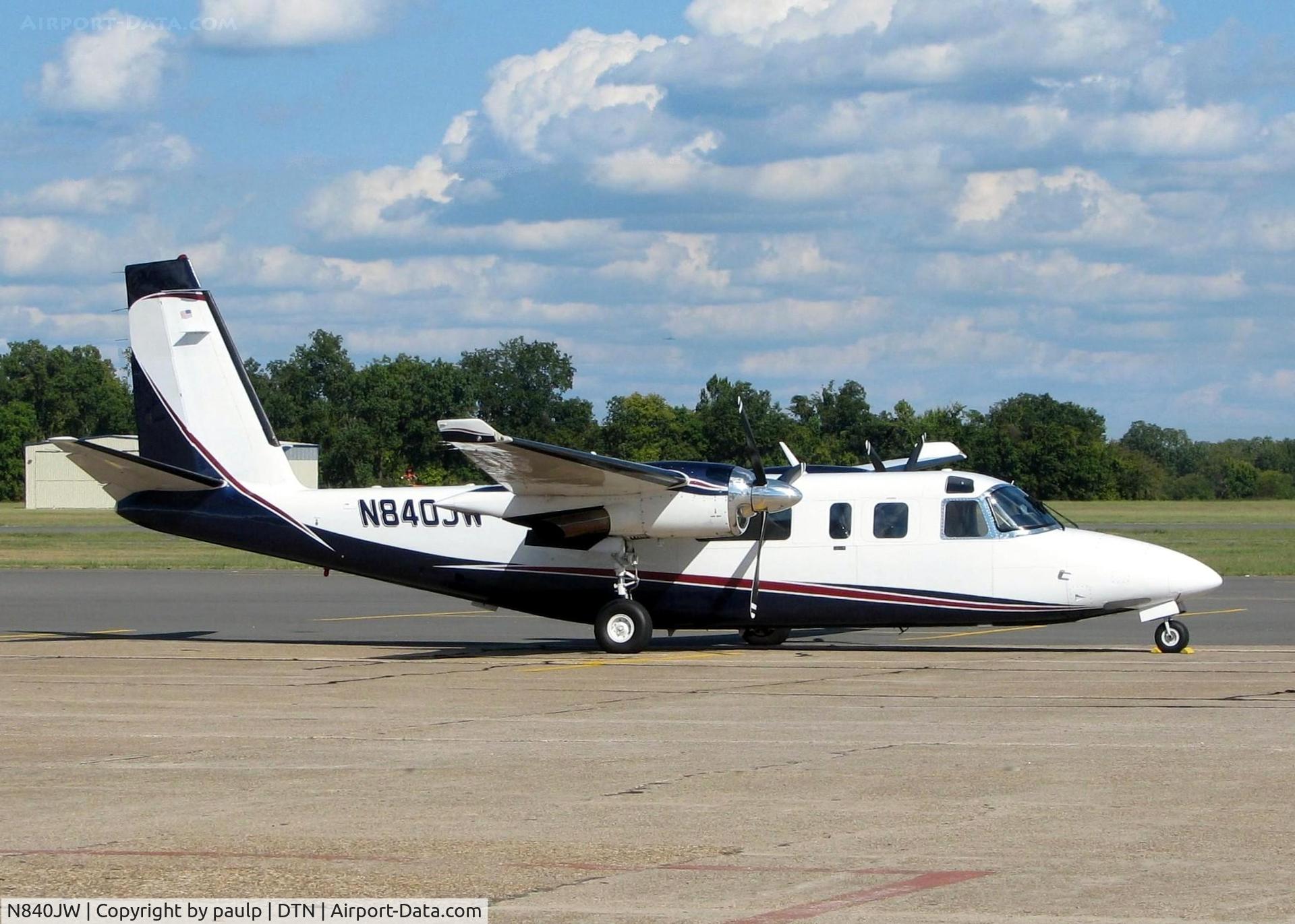 N840JW, 1981 Rockwell International 690C C/N 11658, At Downtown Shreveport. Nice looking new paint!