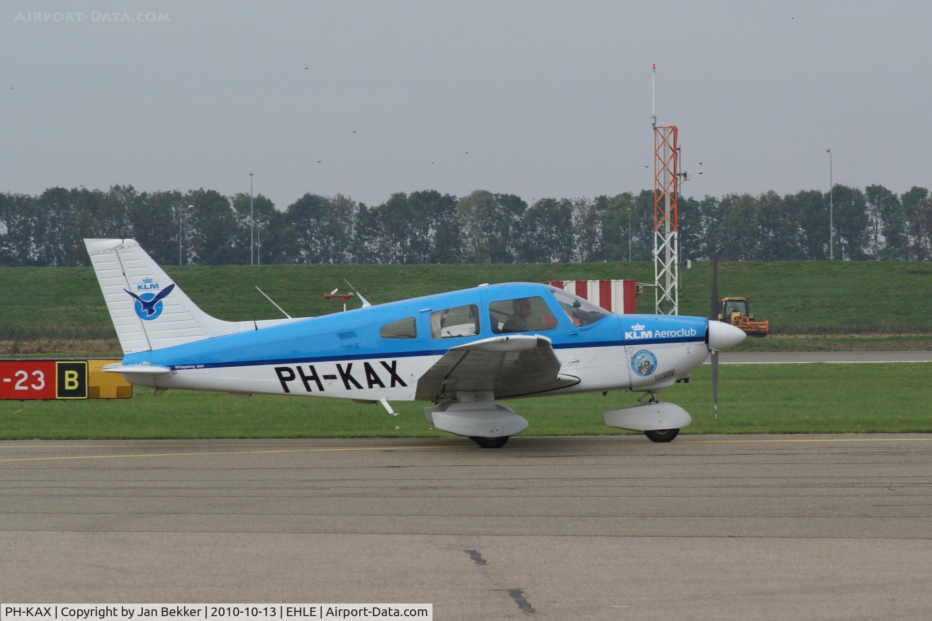 PH-KAX, 1986 Piper PA-28-181 Archer C/N 2890001, Platform Lelystad Airport