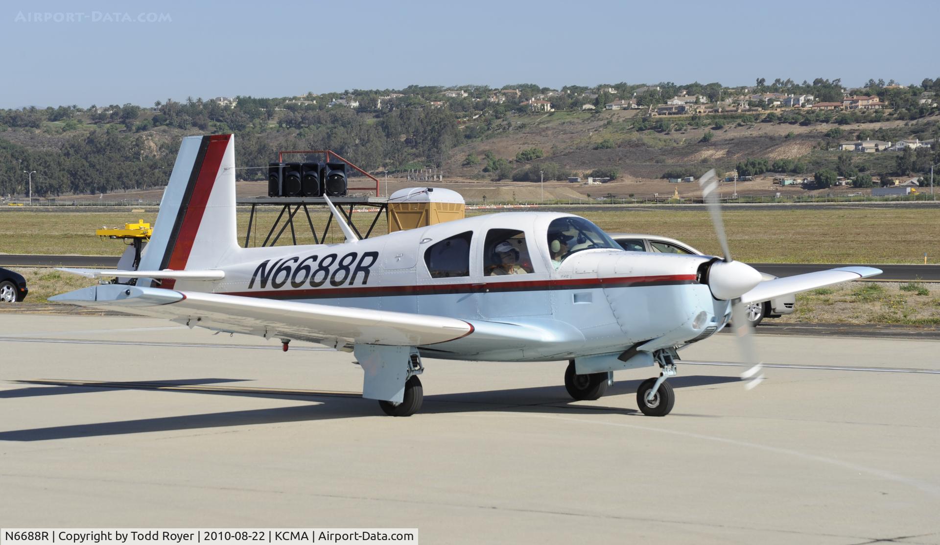 N6688R, 1964 Mooney M20E C/N 431, 2010 CAMARILLO AIRSHOW