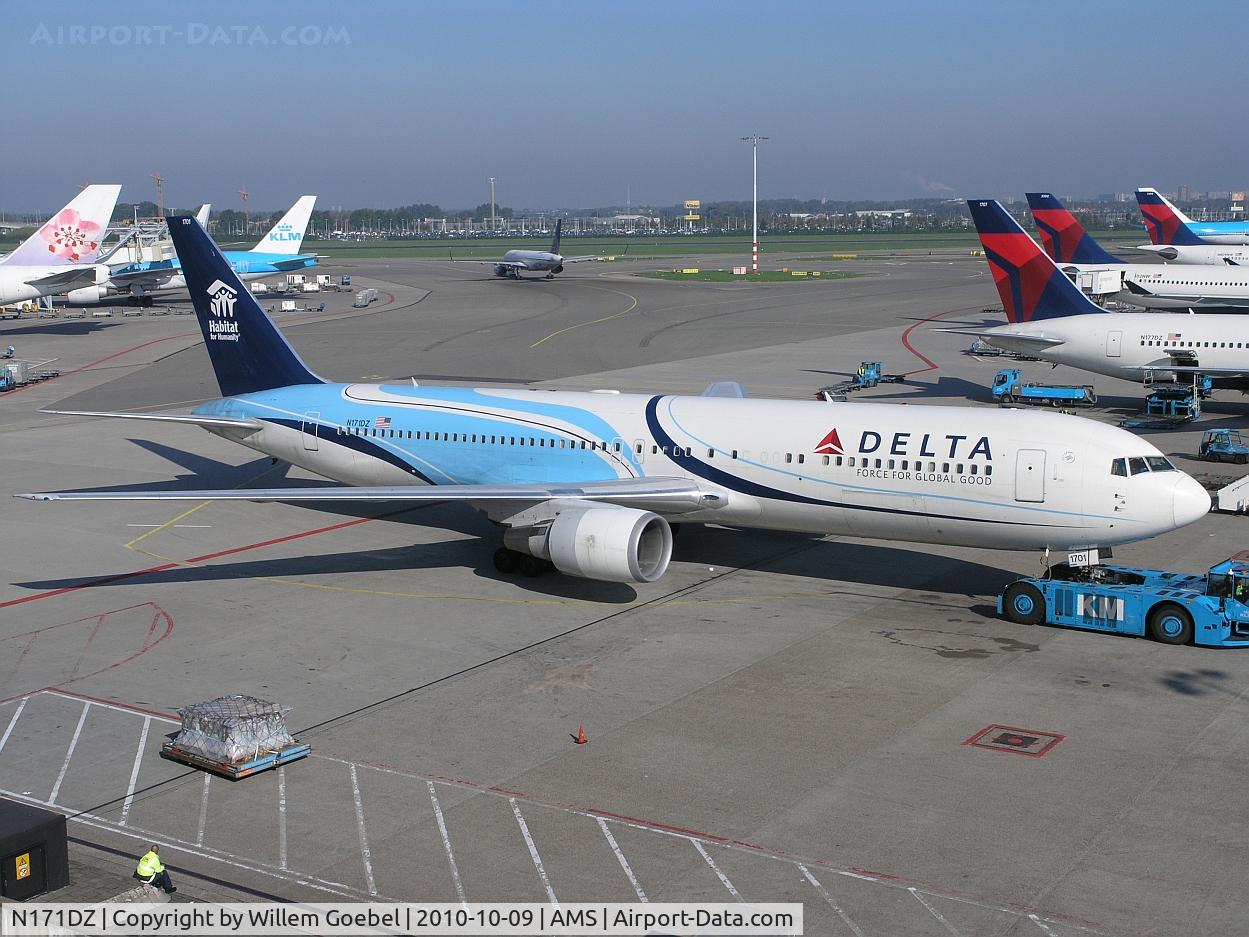 N171DZ, 1998 Boeing 767-332 C/N 29690, Pull to the gate,