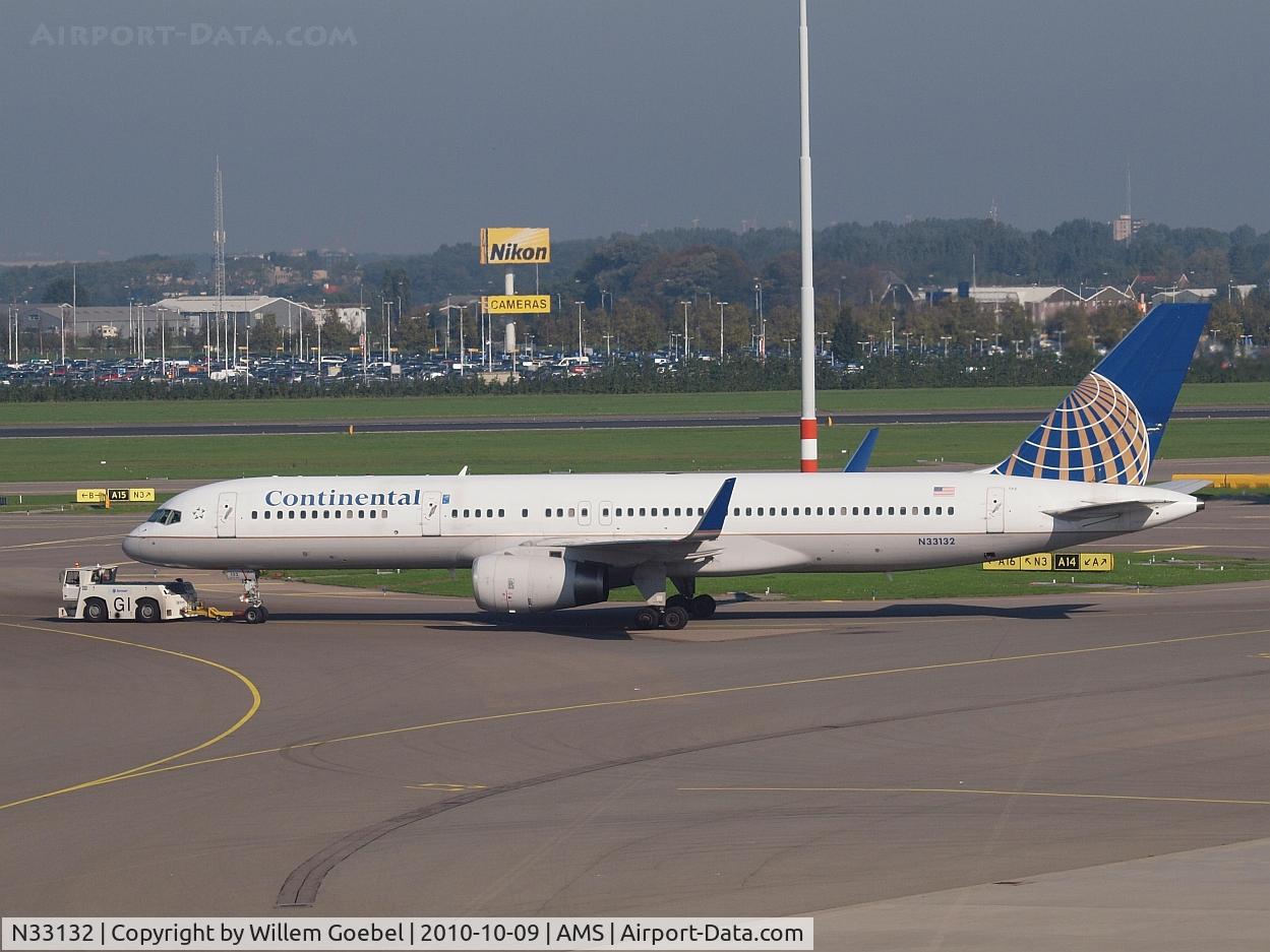 N33132, 1998 Boeing 757-224 C/N 29281, Pull to te gate.