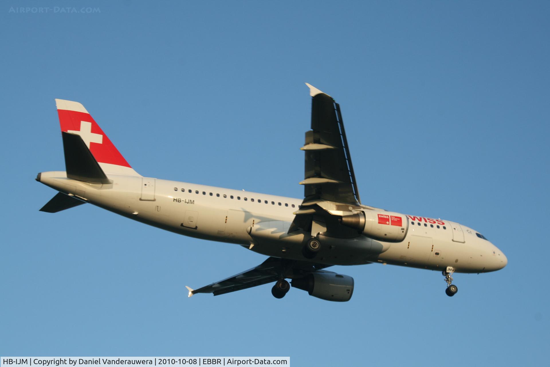 HB-IJM, 1996 Airbus A320-214 C/N 635, Flight LX786 is descending to RWY 02
