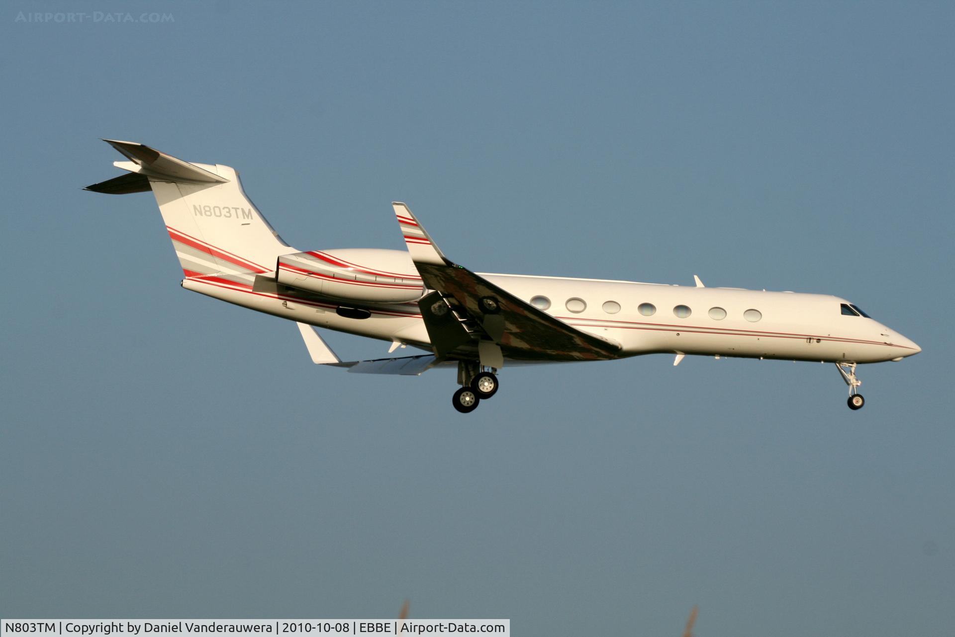 N803TM, 2006 Gulfstream Aerospace GV-SP (G550) C/N 5226, Descending to RWY 02