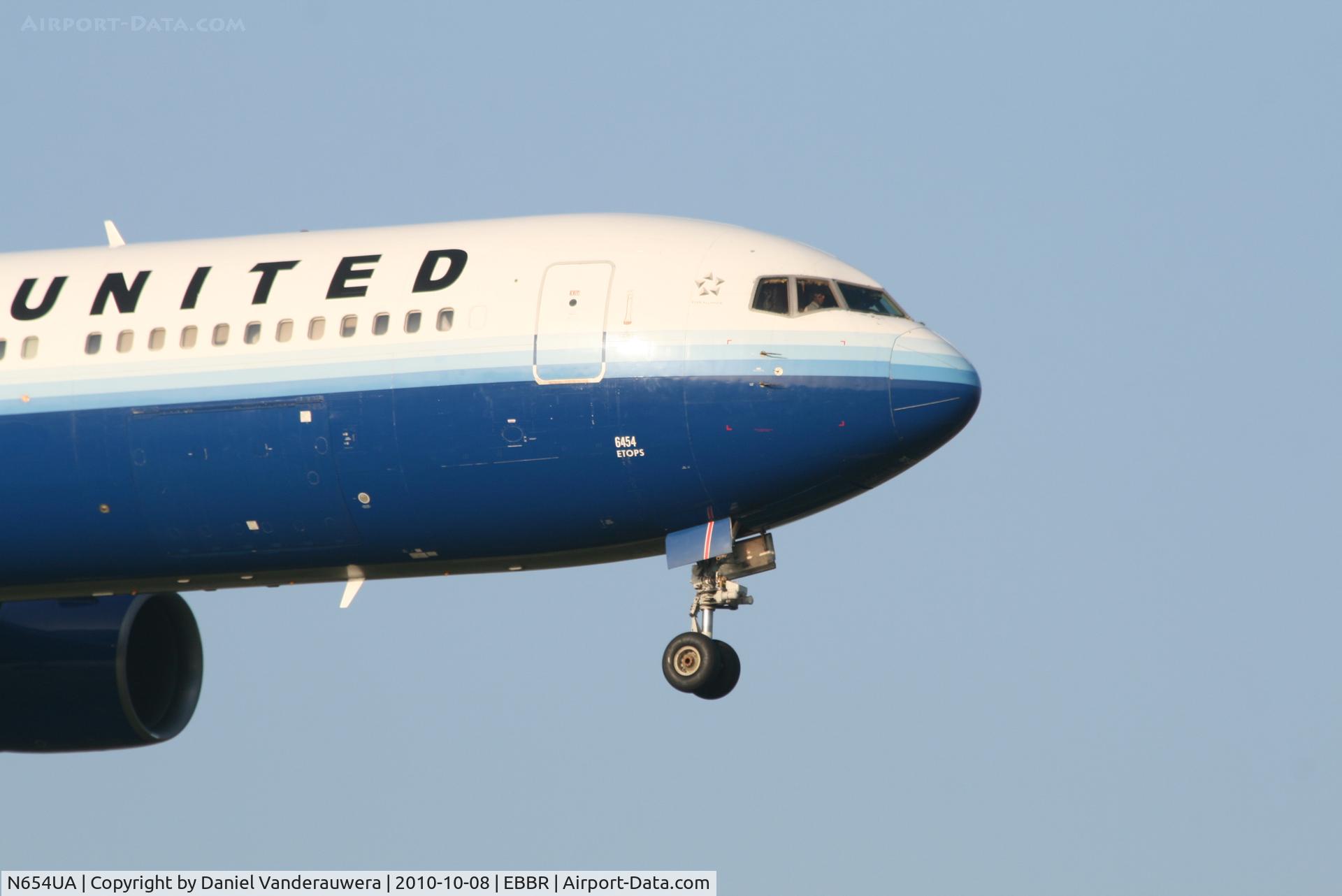 N654UA, 1992 Boeing 767-322ER C/N 25392, Arrival of flight UA972 to RWY 02