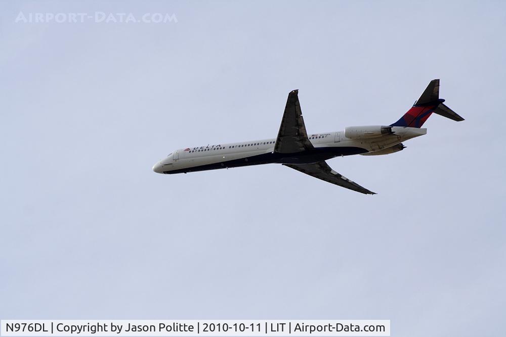 N976DL, 1991 McDonnell Douglas MD-88 C/N 53257, Delta MD-88 taking off from Adadms Field