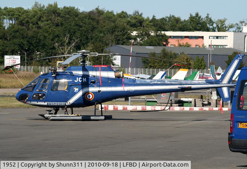1952, 1986 Aérospatiale AS-350BA Ecureuil C/N 1952, Parked at the General Aviation area...