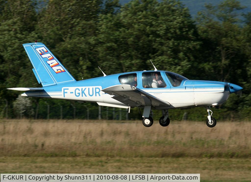 F-GKUR, 1990 Socata TB-20 Trinidad C/N 1195, Landing rwy 16...