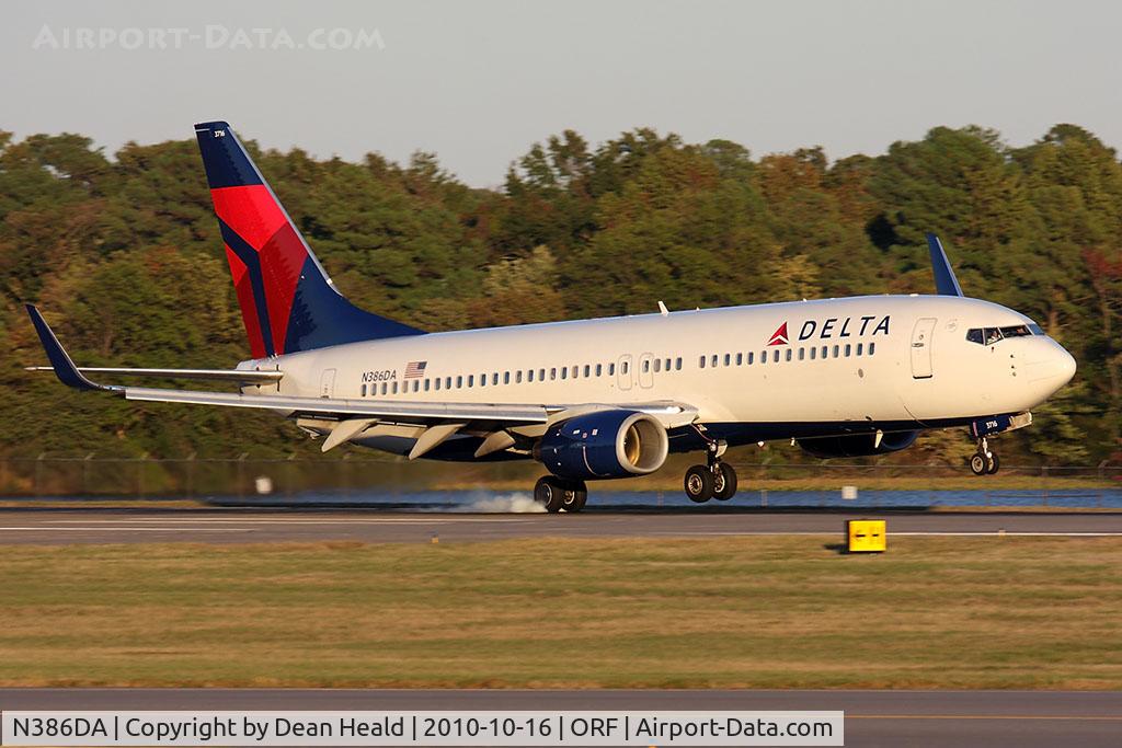 N386DA, 1999 Boeing 737-832 C/N 30373, Delta Air Lines N386DA (FLT DAL1128) from Hartsfield-Jackson Atlanta Int'l (KATL) landing RWY 23 in strong crosswind conditions. Wind was 310 at 15 gusts to 25 kts.