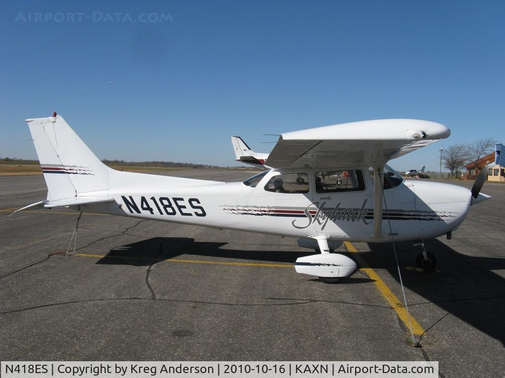 N418ES, 1998 Cessna 172R C/N 17280358, Cessna 172R Skyhawk on the line.