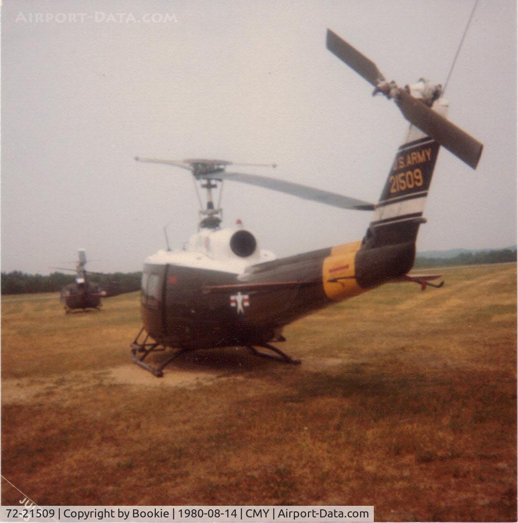 72-21509, 1972 Bell UH-1H Iroquois C/N 13208, UH-1H dressed in Army dress colors.  Usually used by high ranking individuals.  She got sold and moved to England.