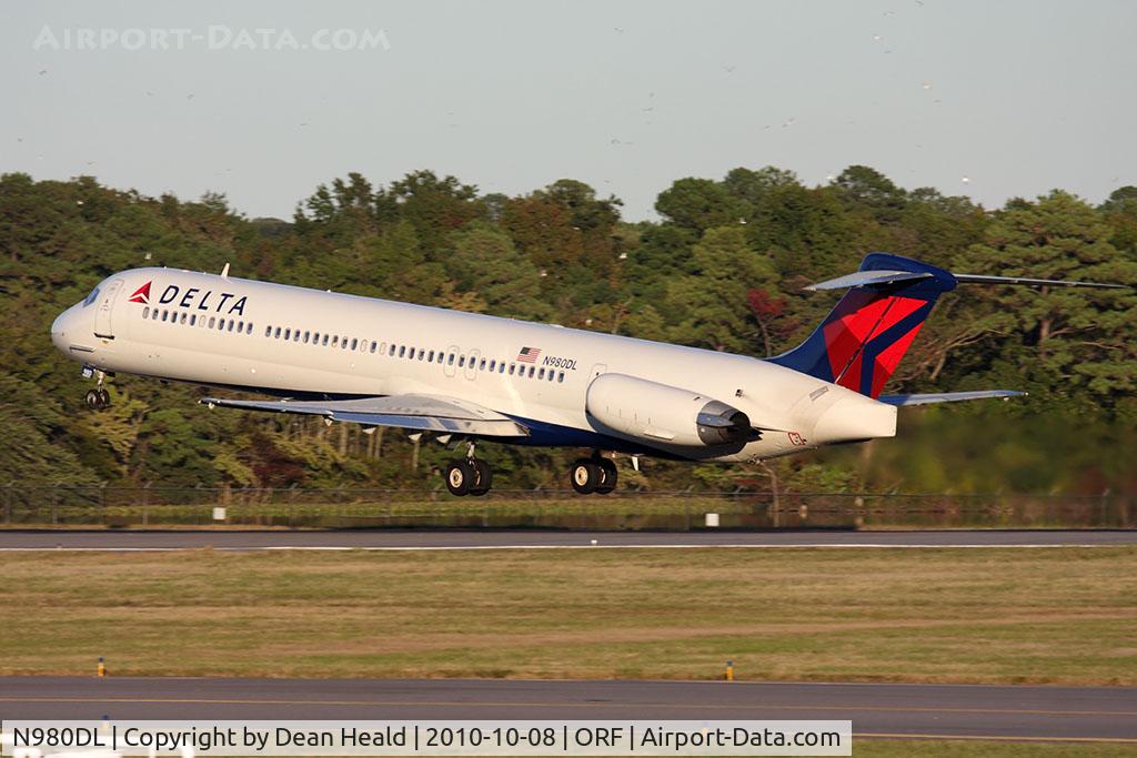 N980DL, 1991 McDonnell Douglas MD-88 C/N 53267, Delta Air Lines N980DL (FLT DAL1128) departing RWY 5 en route to Hartsfield-Jackson Atlanta Int'l (KATL) during an invasion of sea gulls. Airport Ops personnel were using fireworks to scare off the birds.