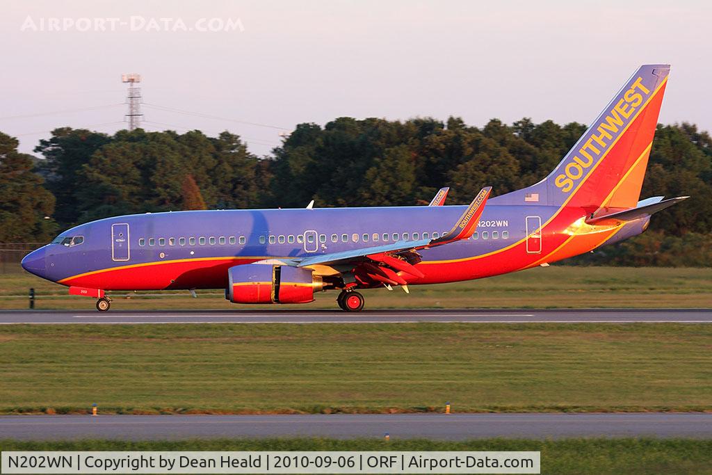 N202WN, 2005 Boeing 737-7H4 C/N 33999, Southwest Airlines N202WN (FLT SWA1414) rolling out on RWY 5 after arrival from Las Vegas McCarran Int'l (KLAS).