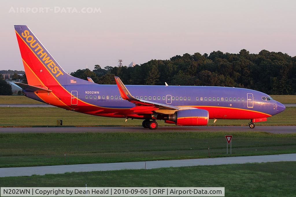 N202WN, 2005 Boeing 737-7H4 C/N 33999, Southwest Airlines N202WN (FLT SWA1414) taxiing to the gate after arrival from Las Vegas McCarran Int'l (KLAS) on RWY 5.