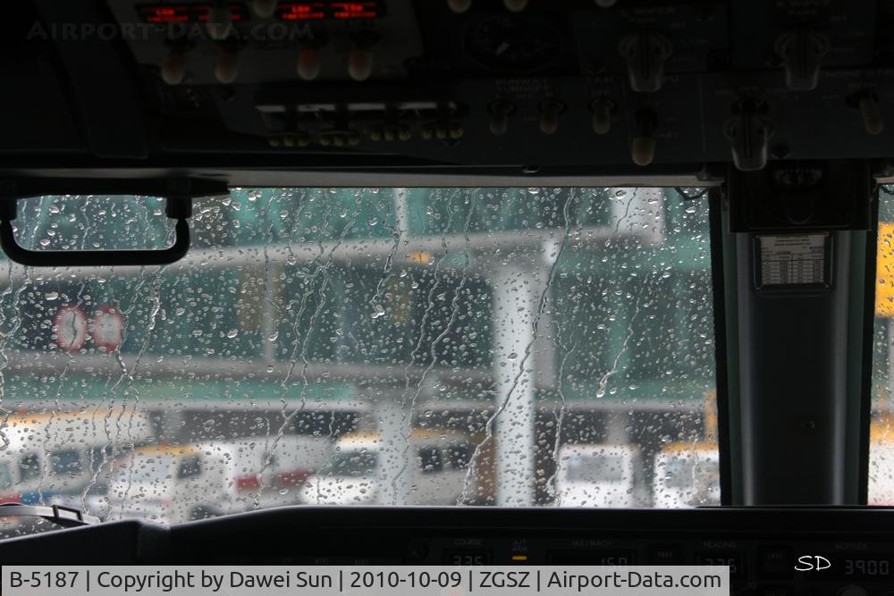 B-5187, 2006 Boeing 737-8BK C/N 33828, rainy
