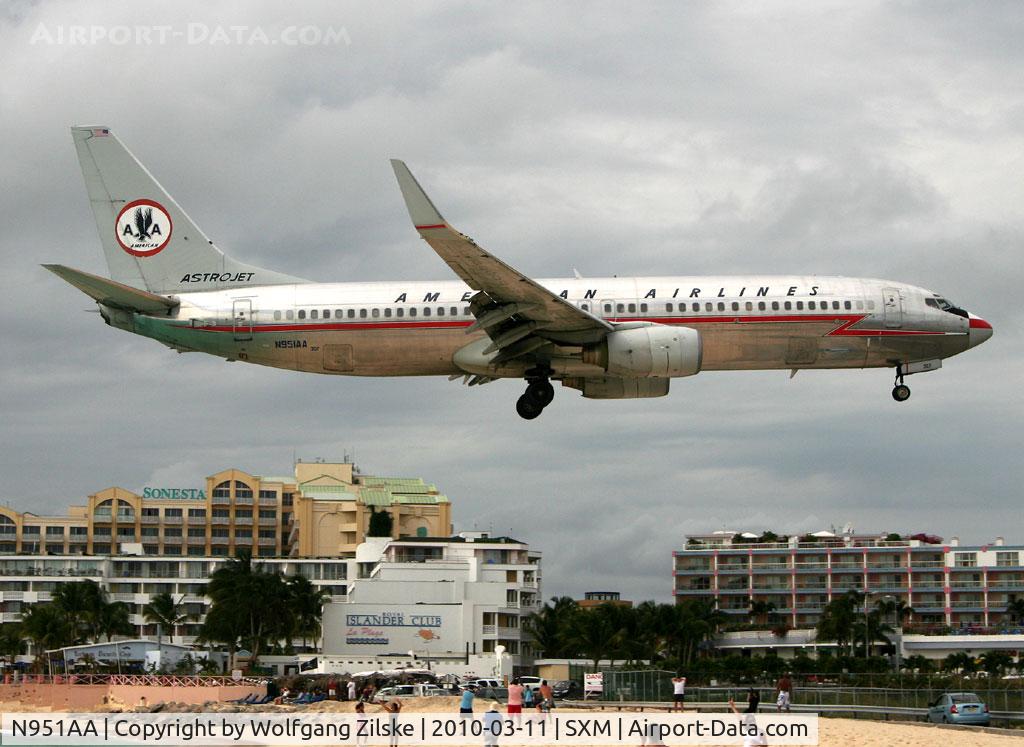 N951AA, 2000 Boeing 737-823 C/N 29538, visitor