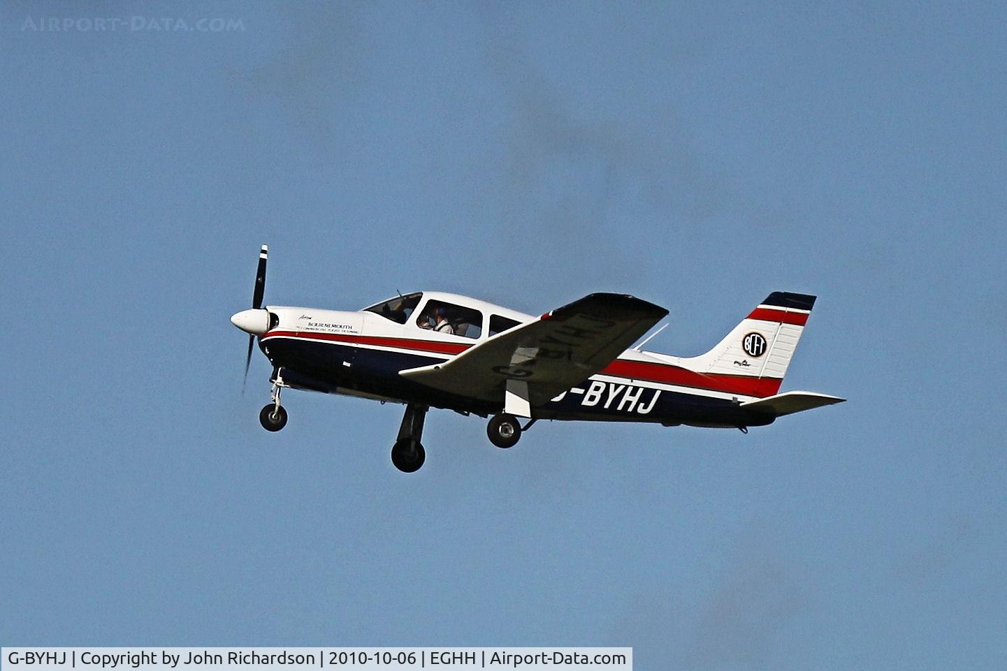 G-BYHJ, 1999 Piper PA-28R-201 Cherokee Arrow III C/N 28R-2844020, Departing Herne Airport