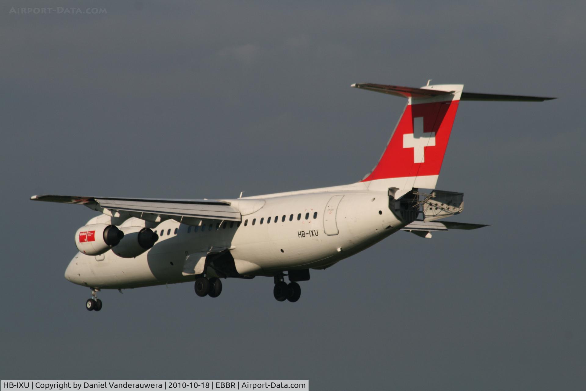 HB-IXU, 1995 British Aerospace Avro 146-RJ100 C/N E3276, Flight LX778 is descending to RWY 25L