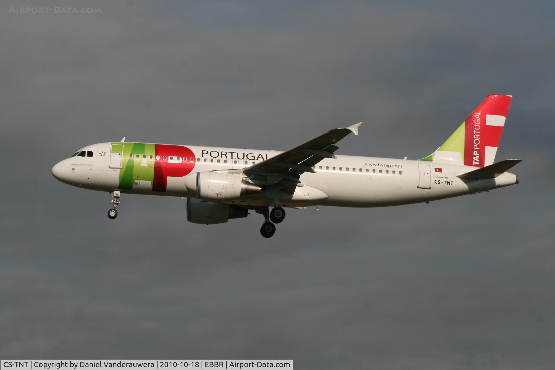 CS-TNT, 2009 Airbus A320-214 C/N 4095, Arrival of flight TP604 to RWY 25L