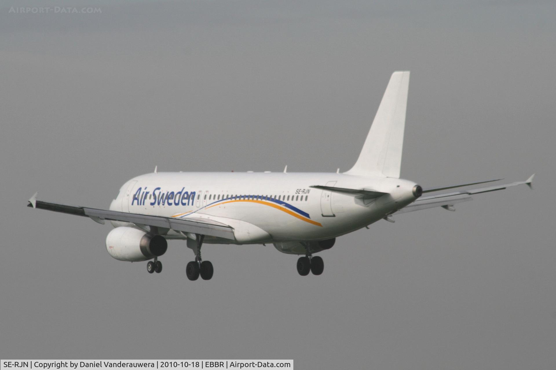 SE-RJN, 1991 Airbus A320-231 C/N 169, Flight FHE6912 is descending to RWY 25L