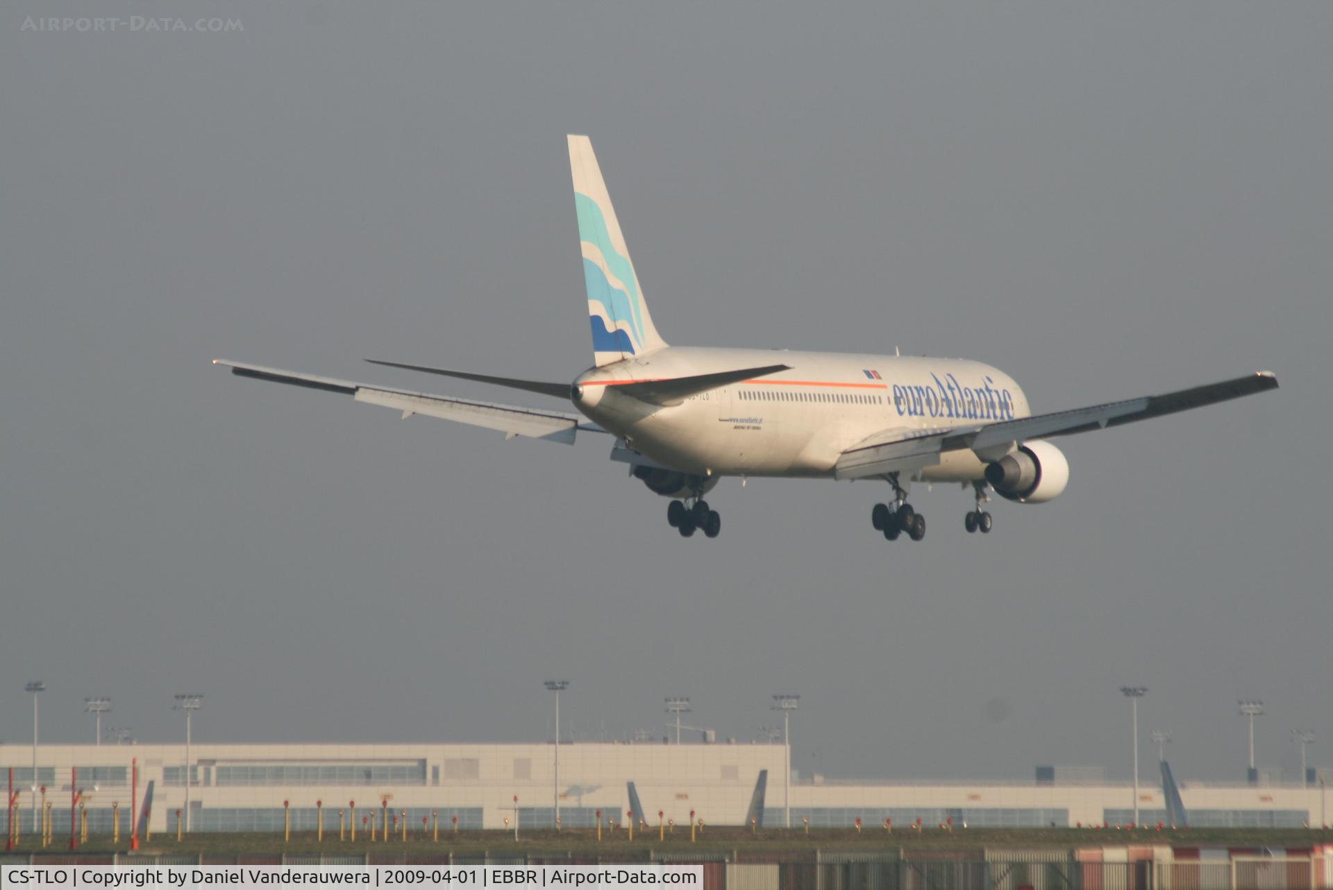 CS-TLO, 1989 Boeing 767-383/ER C/N 24318, Several seconds before touching RWY 02