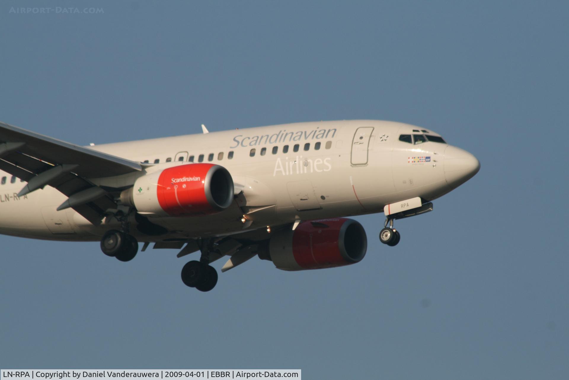 LN-RPA, 1998 Boeing 737-683 C/N 28290, Arrival of flight SK589 to RWY 02