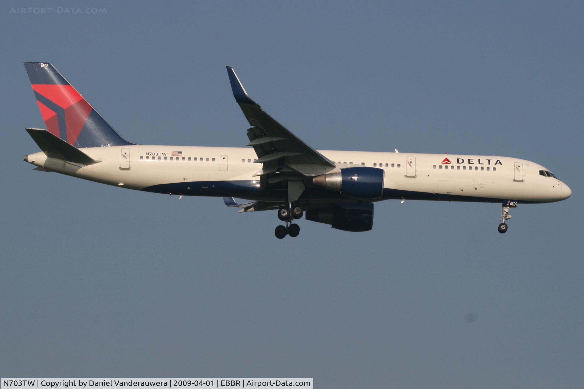 N703TW, 1996 Boeing 757-2Q8 C/N 27620, Flight DL140