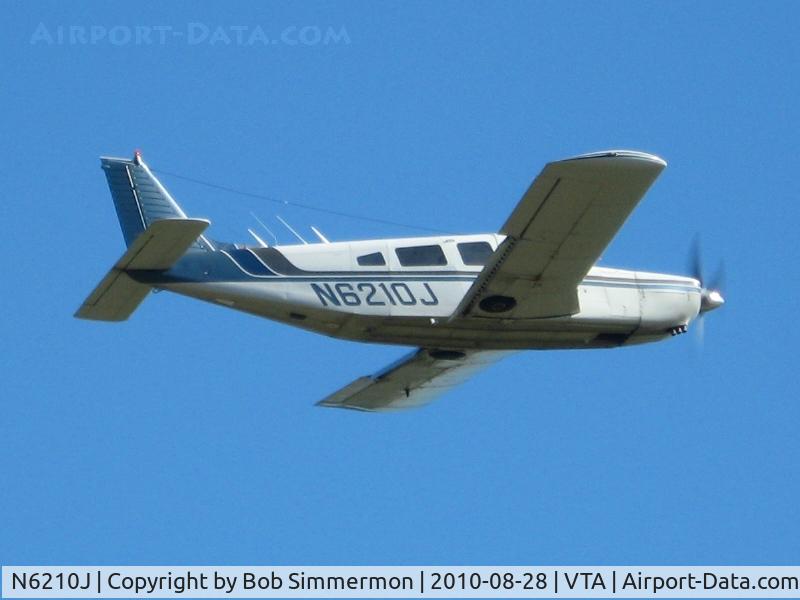 N6210J, 1976 Piper PA-32R-300 Cherokee Lance C/N 32R-7680333, Departing Newark, Ohio