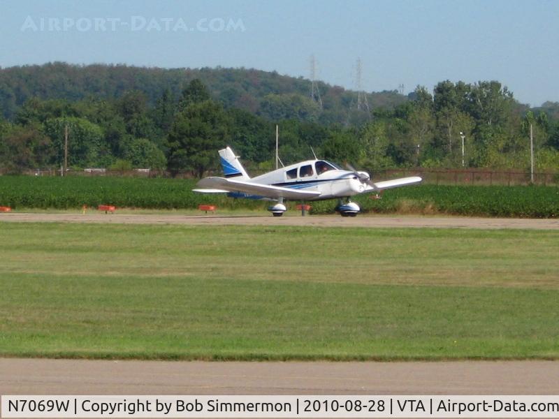 N7069W, 1962 Piper PA-28-180 C/N 28-818, Arriving at the Newark, Ohio breakfast fly-in