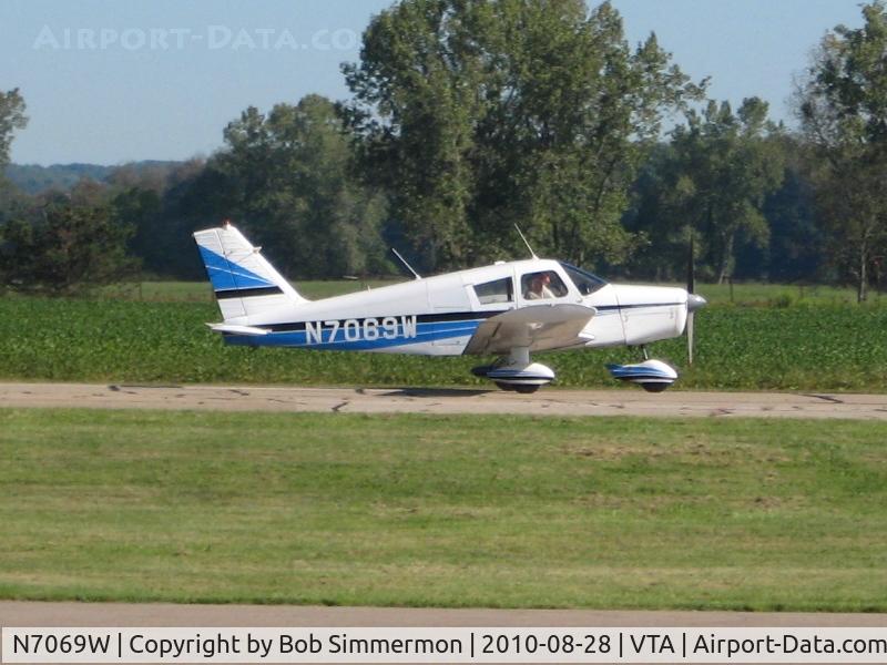 N7069W, 1962 Piper PA-28-180 C/N 28-818, Arriving at the Newark, Ohio breakfast fly-in