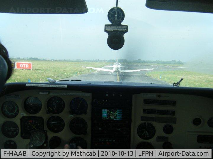 F-HAAB, Aquila A210 (AT01) C/N AT01-132, Aquila on taxiway