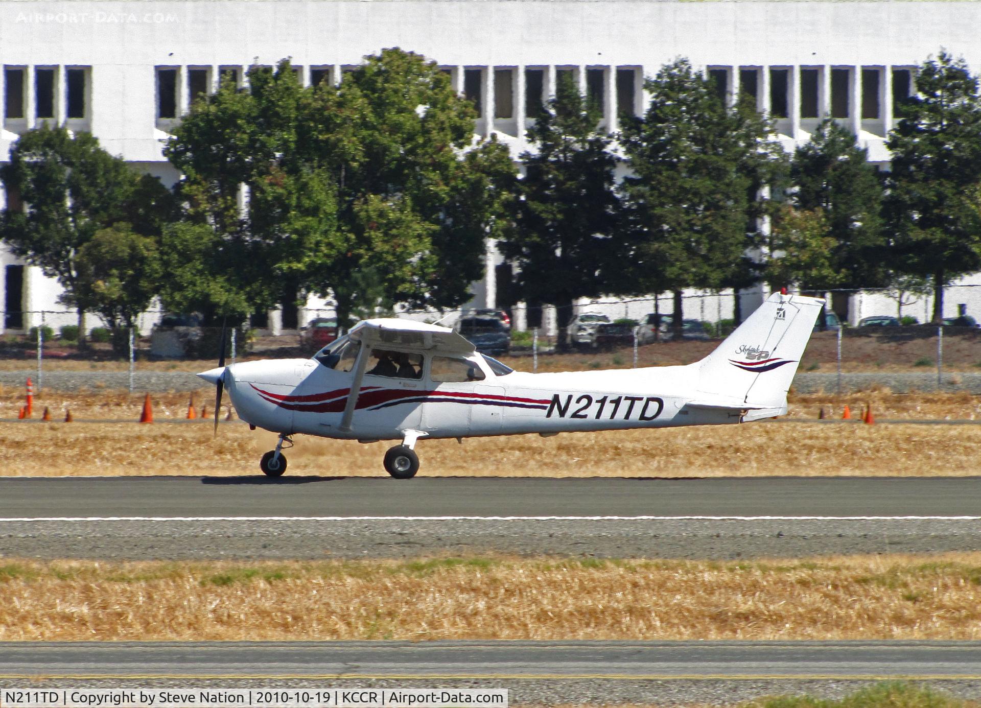 N211TD, 2000 Cessna 172S C/N 172S8524, 2000 Cessna 172S taking-off @ Buchanan Field home base