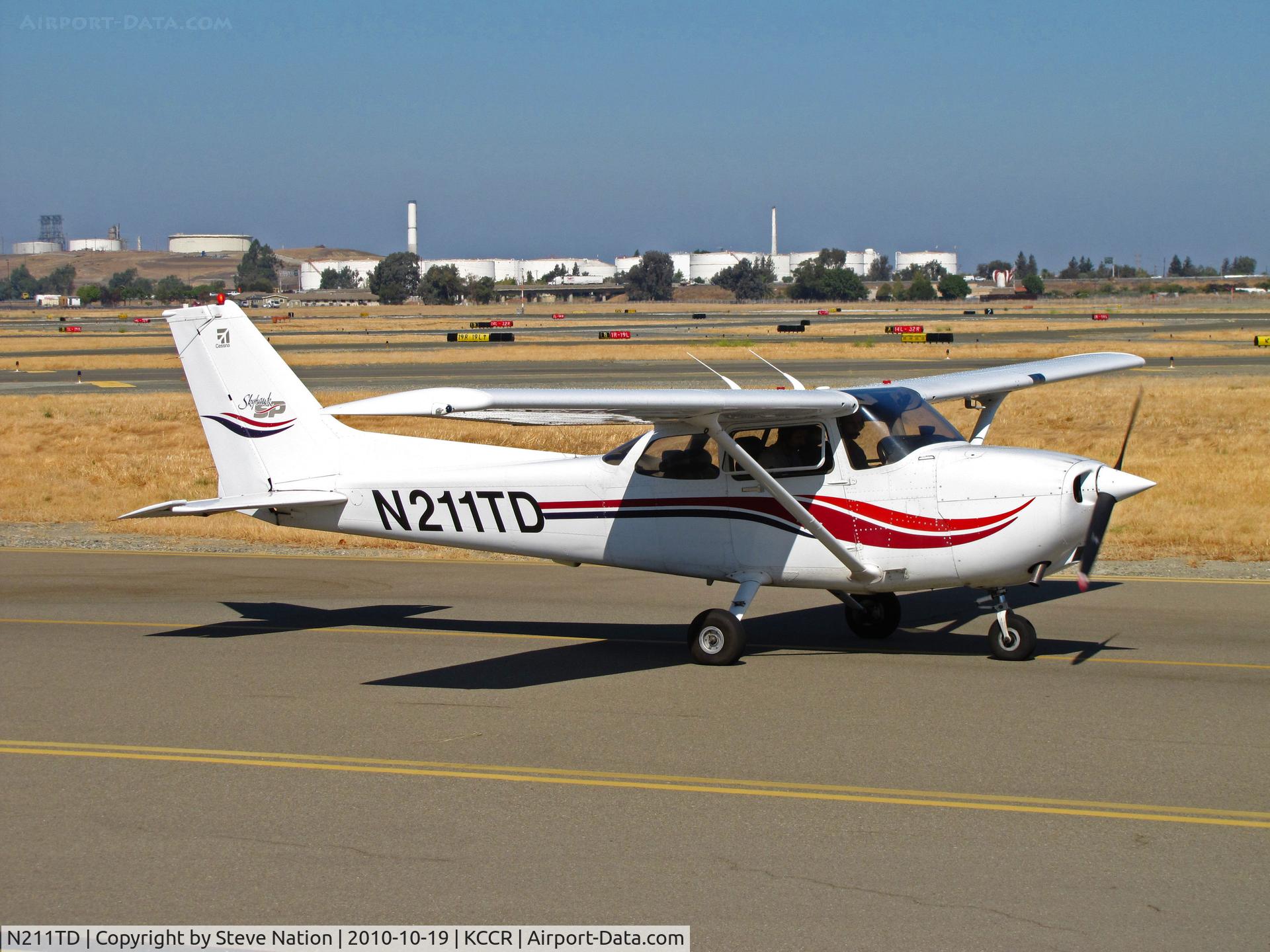 N211TD, 2000 Cessna 172S C/N 172S8524, 2000 Cessna 172S taxis by public viewing area @ Buchanan Field home base