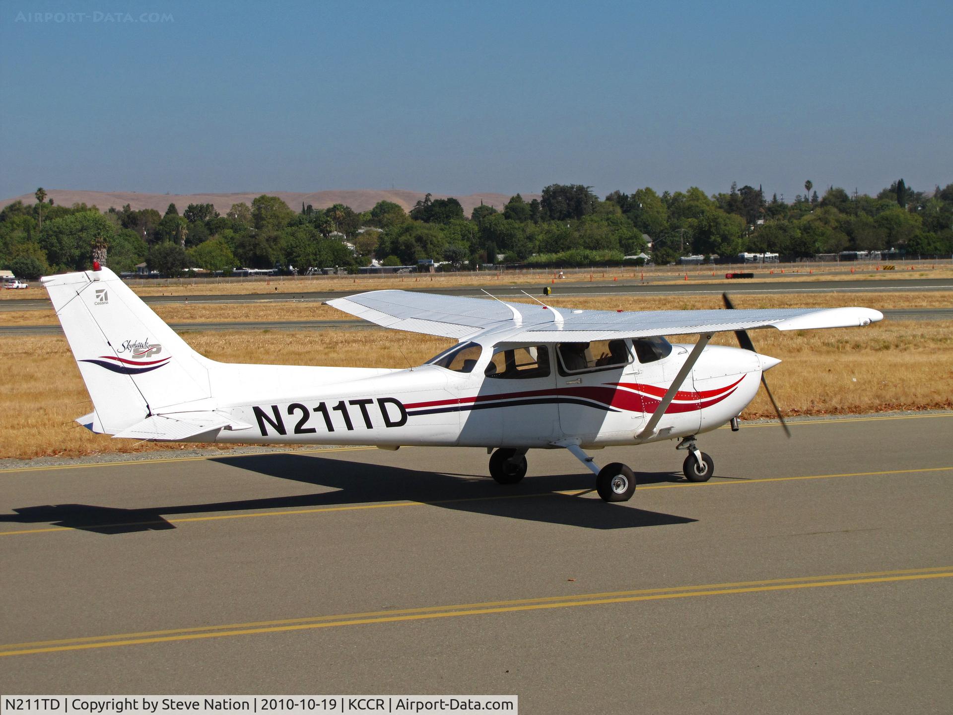 N211TD, 2000 Cessna 172S C/N 172S8524, 2000 Cessna 172S taxis by public viewing area @ Buchanan Field home base